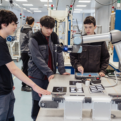 Lycée professionnel Saint-Joseph, jeunes en 1ère année de formation manutention travaillant avec un bras articulé (