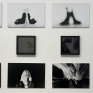 L'oeuvre est constituée de 12 photos en noir en blanc, disposées en 3 lignes. Les 4 du haut montrent 2 personnes assises dos à dos, sauf la dernière qui ne montre qu'une personne. Les 4 du milieu, dans des cadres carrés plus petits, présentent des jeux graphiques de points blancs sur fond noir. Les 4 photos du bas sont un travail graphique sur un visage et des mains, entre négatif et positif. 