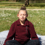 Jeune fille se relaxant dans un parc