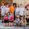 Violette Dorange pose devant le collège au milieu d'une quinzaine de jeunes élèves